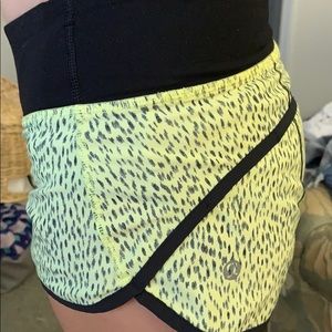 Lululemon size 2 speed shorts yellow & black